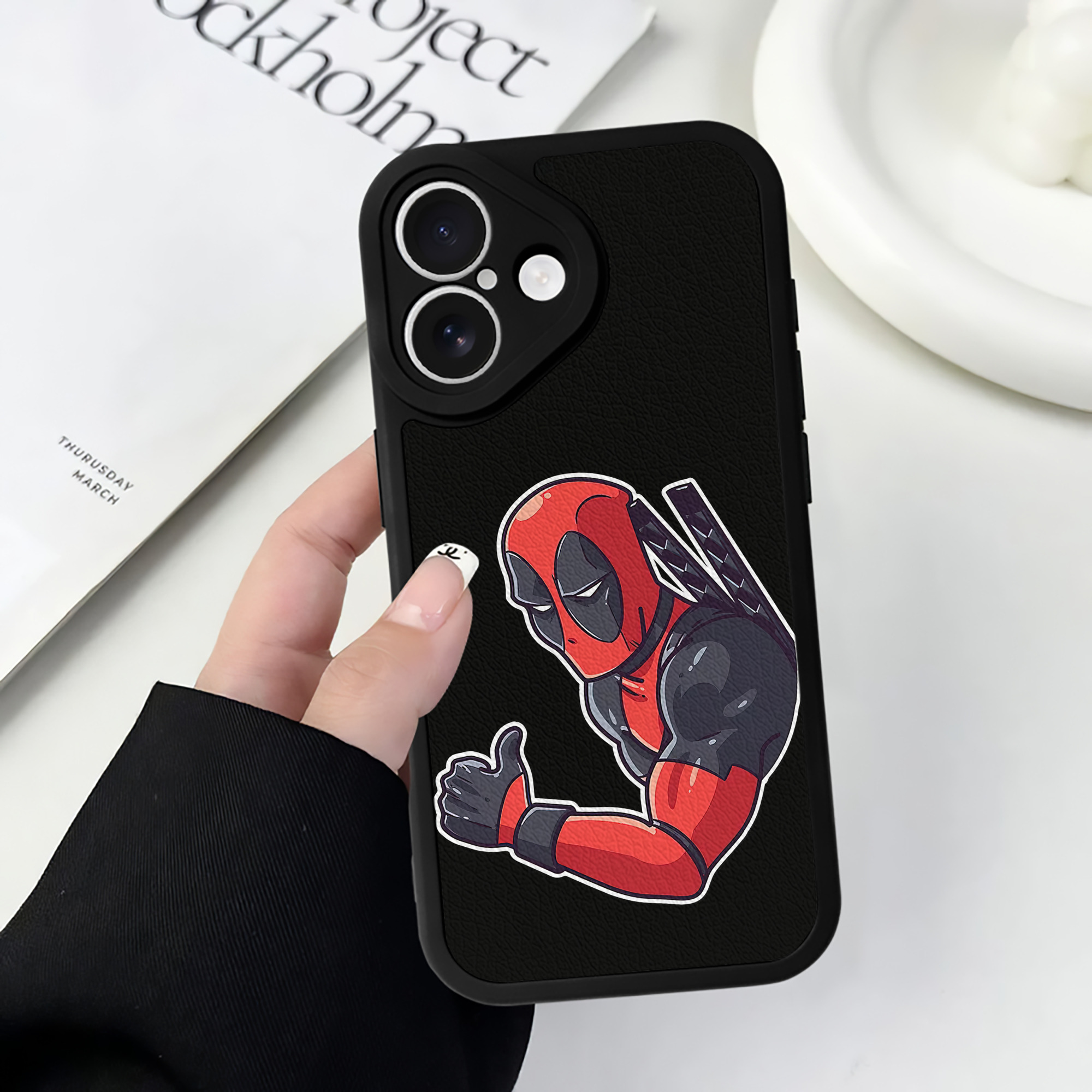 （画像用） Deadpool デッドプール 【iPhone 16シリーズ対応】シリコンスマホケース（レザー調） 材質：シリコン